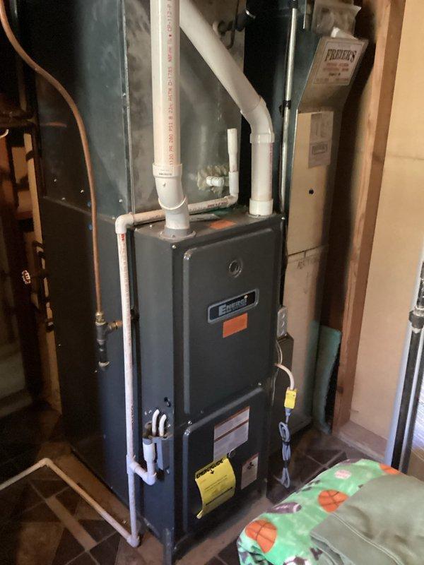 Responded to service call for leaking exterior hose bibb causing ice formation along foundation despite closed interior valve. Diagnosed faulty hose bibb as source of the leak. Replaced defective hose bibb to eliminate water leakage and prevent further ice accumulation and potential foundation damage.